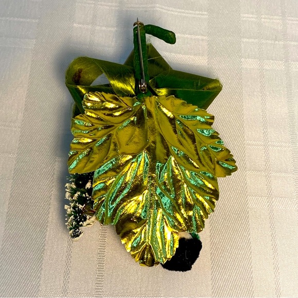 Vintage Christmas Corsage W/ A Gift Box Boy W/ Chenille Arms Bottle Brush Tree. - Picture 4 of 11